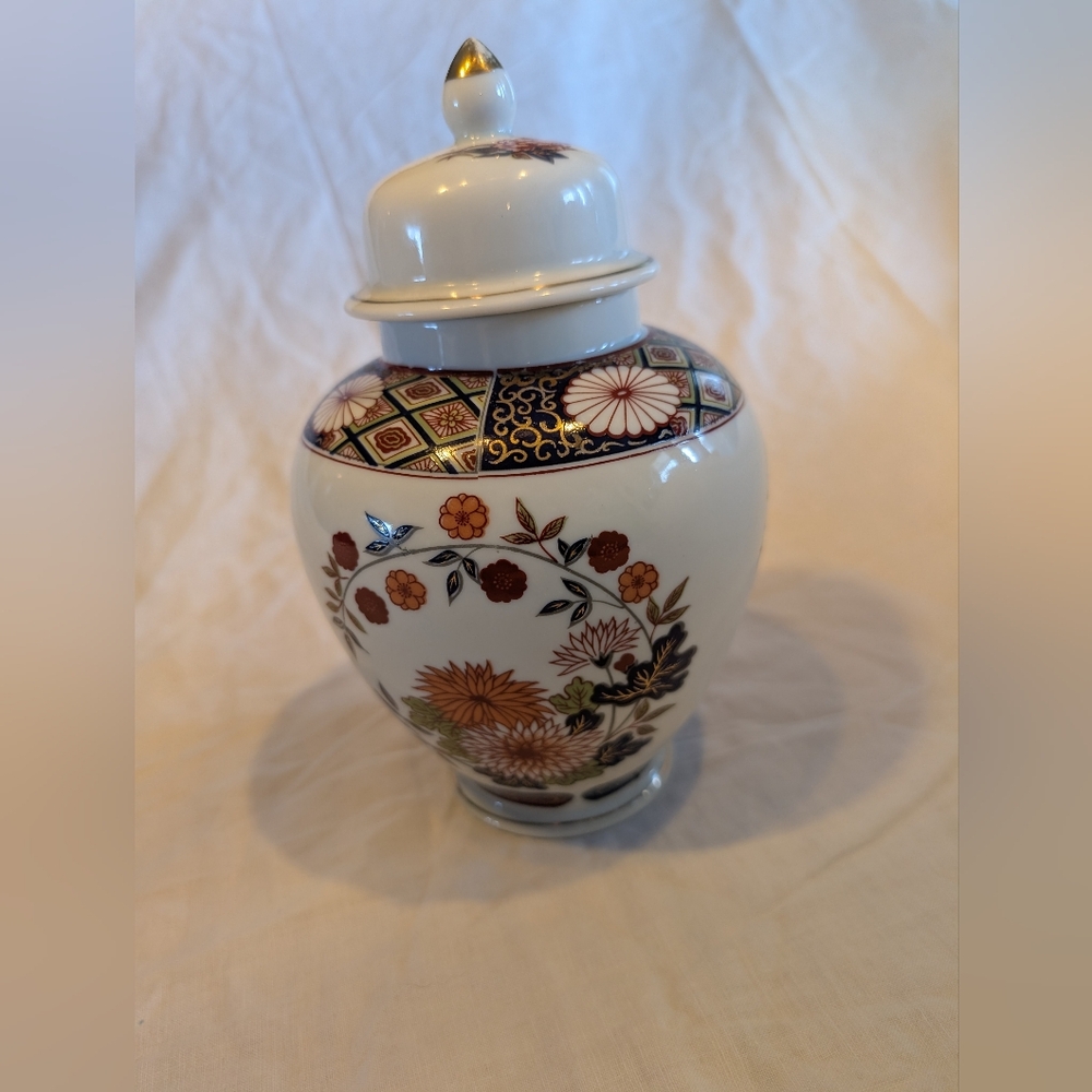 2/40$ Vintage-Inspired Floral Ginger Ceramic Jar